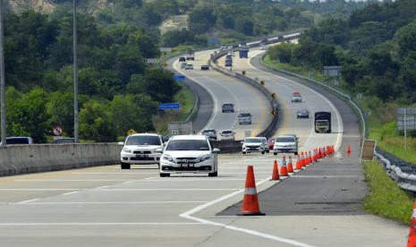 Kendaraan melintas di jalan Tol Trans Sumatera, Bakauheni, Lampung Selatan, Lampung, Jumat (6/5/2022). 