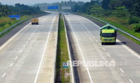 Kendaraan melintas di jalan tol trans Sumatera Bakauheni-Palembang Kilometer 77 di desa Sababalu, Lampung Selatan, Lampung, Senin (10/5/2021). Pada H-3 Idul Fitri 1442 H, arus lalu lintas di jalan tol trans Sumatera Bakauheni-Palembang serta arah sebaliknya terpantau masih sepi dan banyak didominasi kendaraan pengangkut barang.