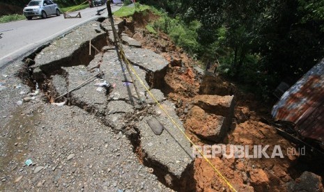 Badan Penanggulangan Bencana Daerah (BPBD) Kabupaten Trenggalek, Jawa Timur, menyebutkan tanah bergerak di Kecamatan Bendungan telah menyebabkan sejumlah ruas jalan di jalur Selingkar Wilis di daerah itu rusak.