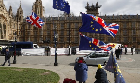 Kendaraan melintas di jalanan Kota London.