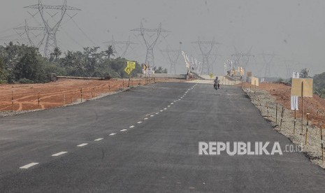 Kendaraan melintas di jalur fungsional Tol Trans Jawa kawasan Pemalang-Batang, Jawa Tengah, Kamis (7/6).