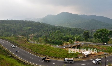 Kendaraan melintas di Jalur Selatan Lingkar Gentong, Kabupaten Tasikmalaya, Jawa Barat, Selasa (5/6).