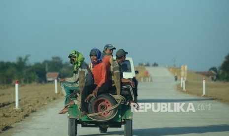 Kendaraan melintas di jalur tol Brebes Timur-Grinsing di ruas Pemalang, Jawa Tengah, Kamis (8/6). 