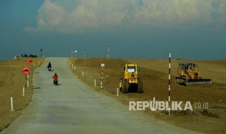 Kendaraan melintas di jalur tol Brebes Timur-Grinsing di ruas Pemalang, Jawa Tengah, Kamis (8/6).