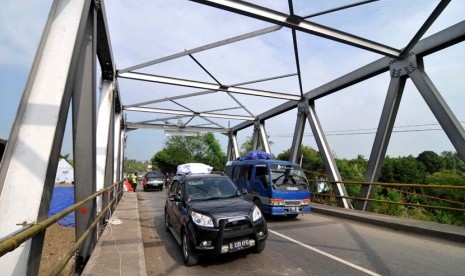 Kendaraan melintas di jembatan darurat Comal, Pemalang, Jawa Tengah, Kamis (24/7). 