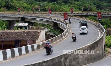 Kendaraan melintas di kawasan ruas jalan Lingkar Nagreg, Kabupaten Bandung, Jabar. Pemprov Jabar memastikan pada H-5 lebaran, seluruh jalan sudah mulus tanpa lubang.