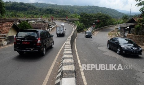 Kendaraan melintas di kawasan ruas jalan Lingkar Nagreg, Kabupaten Bandung. Kawasan ini merupakan jalur alternatif sepanjang 5,3 km untuk mengurai kemacetan dan kepadatan kendaraan pemudik 