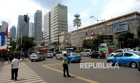 Kendaraan melintas di Jalan MH Thamrin, Jakarta, Jumat (15/1). (Republika/Wihdan)