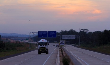 Kendaraan melintas di lokasi pembangunan Jalan Tol Trans Sumatera Seksi II Ruas Sidomulyo-Kota Baru di Desa Sabah Balau, Lampung Selatan, Lampung, Minggu (16/4). 