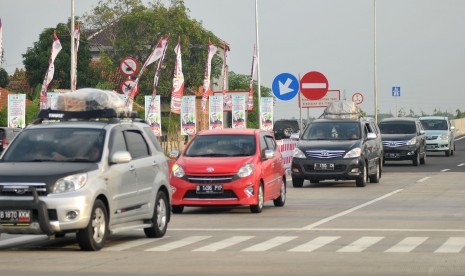 Kendaraan melintas di pintu keluar Tol Pejagan-Brebes Timur, Jawa Tengah, Rabu (29/6).