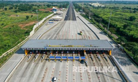 Kendaraan melintas di pintu Tol Cikampek Utama, Karawang, Jawa Barat, Sabtu (23/5).