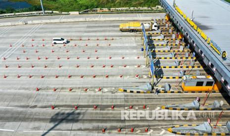 Kendaraan melintas di pintu Tol Cikampek Utama, Karawang, Jawa Barat, Sabtu (23/5/2020). Menjelang Lebaran, salah satu titik kepadatan arus mudik di ruas tol Cikampek terpantau sepi dikarenakan adanya larangan mudik dari Pemerintah demi mencegah penyebaran wabah COVID-19.