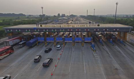 Kendaraan melintas di pintu Tol Cikampek Utama, Karawang, Jawa Barat, Senin (25/4/2022).