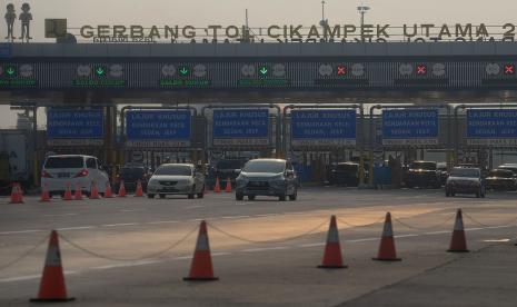 Kendaraan melintas di pintu Tol Cikampek Utama, Karawang, Jawa Barat, Senin (25/4/2022). 