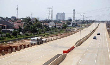 Kendaraan melintas di proyek jalan tol Desari seksi 2 Brigif-Sawangan yang belum beroperasi di kawasan Krukut, Depok, Jawa Barat, Selasa (23/4/2019). 