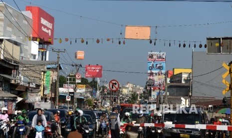 Kendaraan melintas di ruas Jalan Dewi Sartika, Depok, Jawa Barat