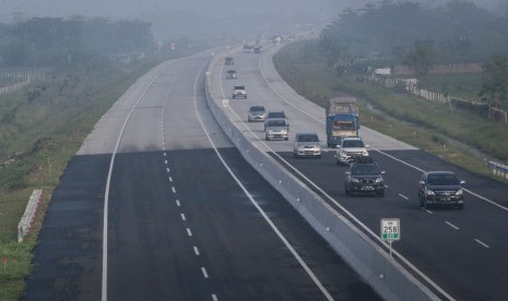 Kendaraan melintas di ruas Jalan Tol Pejagan-Brebes Timur, Jawa Tengah. (ilustrasi) 