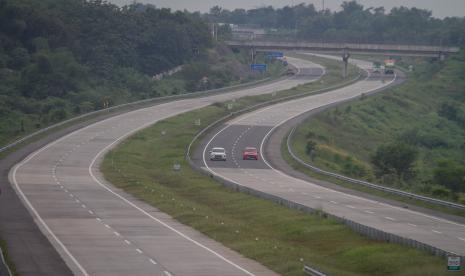 Kendaraan melintas di ruas jalan tol Solo-Ngawi kawasan Gondang Rejo, Karanganyar, Jawa Tengah, ilustrasi.