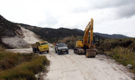 Kendaraan melintas di ruas Jalur Trans Papua Wamena-Batas Batu, Sabtu (8/4).