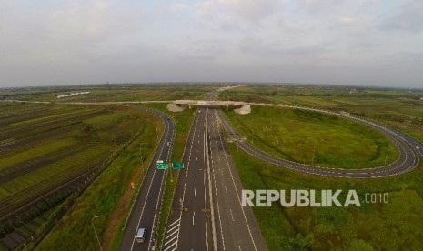  Kendaraan melintas di ruas tol Brebes Timur, Jawa Tengah, Sabtu (10/6).