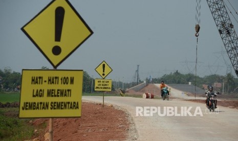 Kendaraan melintas di ruas tol Pemalang-Batang, daerah Banyuputih, Batang, Jawa Tengah, Sabtu (10/6). 