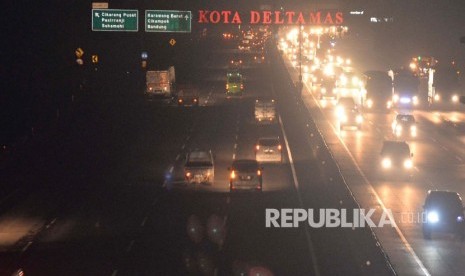 Kendaraan melintas di ruas tol Tol Jakarta-Cikampek KM 37.