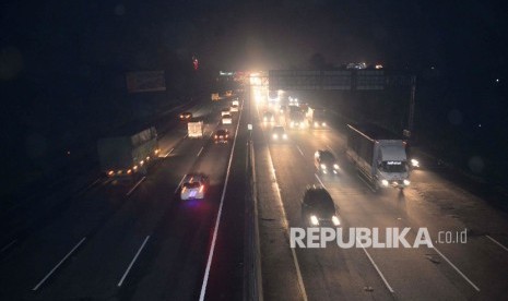 Kendaraan melintas di ruas tol Tol Jakarta-Cikampek KM 37, Cikarang, Bekasi.Republika/Yasin Habibi