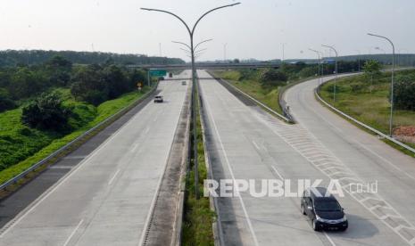 Kendaraan melintas di ruas Tol Trans Sumatera Bakauheni-Terbanggi besar di desa Sabah Balau Lampung Selatan, Lampung, Kamis (30/7/2020). Arus kendaraan di tol tersebut terpantau sepi pemudik Idul Adha 1441 H. 