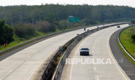 Kendaraan melintas di ruas Tol Trans Sumatera Bakauheni-Terbanggi.