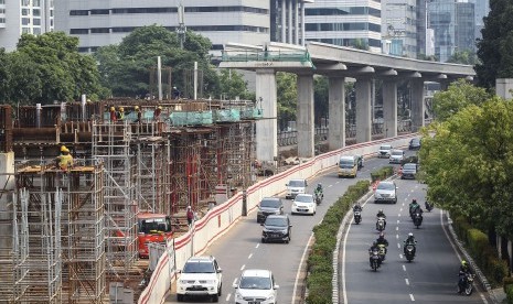 Kendaraan melintas di samping pembangunan proyek Light Rail Transit (LRT) Jakarta-Bogor-Depok-Bekasi (Jabodebek) di kawasan Jalan H.R. Rasuna Said, Jakarta, Kamis (1/11/2018).