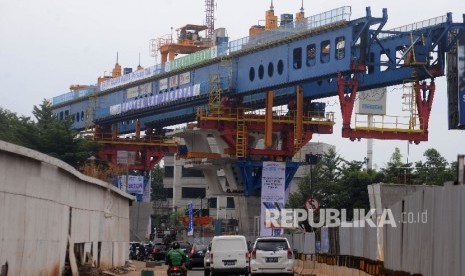 Kendaraan melintas di sekitar proyek kereta ringan atau LRT rute Kelapa Gading- Rawangun yang sudah memulai pemasangan beton box girder, Jakarta, Selasa (30/5).