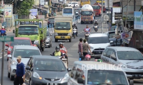  Kendaraan melintas di Simpang Jomin, Cikampek, Karawang, Jabar. ilustrasi