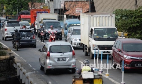 Kendaraan melintas di Simpang Jomin, Cikampek, Karawang, Jabar.