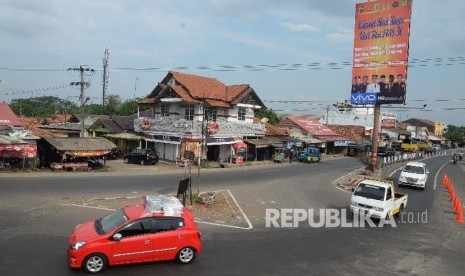 Kendaraan melintas di Simpang Jomin, Cikampek, Karawang, Jabar, Selasa (20/6).