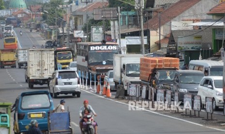 Kendaraan melintas di Simpang Jomin, Cikampek, Karawang, Jabar, Selasa (20/6). 