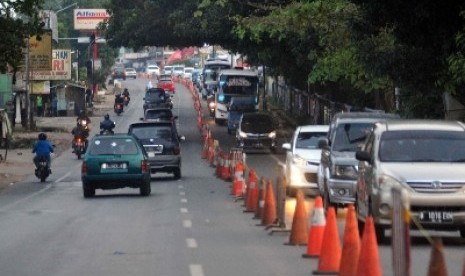 Kendaraan melintas di Simpang Jomin menuju arah Cikopo, Jawa Barat, Rabu (30/7).