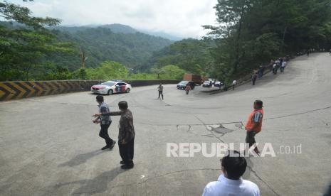 Kendaraan melintas di tikungan tajam Sitinjau Laut, Padang, Sumatera Barat, Kamis (8/4/2021). Pemerintah merancang proyel Flyover Sitinjau Laut sepanjang 2,7 km.