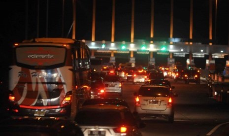 Kendaraan melintas di tol.