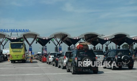 Kendaraan melintas di Tol Cipali, Jawa Barat, Kamis (30/6). Pada H-6 Lebaran Idul Fitri, pemudik mulai melintasi jalur pantura melalui jalur tol. 