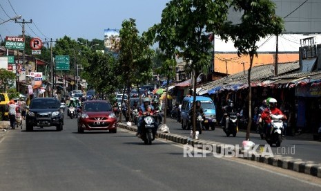  Kendaraan melintas kawasan sistem satu arah (SSA) Jalan Dewi Sartika, Depok, Jawa Barat, Ahad (10/9). Anggota Komisi IV DPRD Jawa Barat (Jabar), Hasbullah Rahmad mengatakan, pembangunan underpass Jalan Dewi Sartika di Kota Depok segera dimulai pada pertengahan tahun 2022. Pembangunan tersebut merupakan proyek strategis Pemerintah Provinsi (Pemprov) Jabar. 