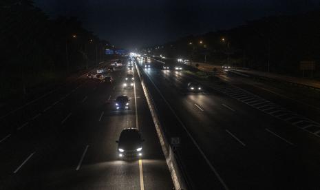 Kendaraan melintas menuju Jakarta saat pemberlakuan contraflow di Tol Jakarta-Cikampek, Karawang, Jawa Barat, Kamis (5/5/2022). Polri memprediksi sebanyak 1,9 juta kendaraan akan kembali ke wilayah Jakarta, Bogor, Depok, Tangerang, dan Bekasi (Jabodetabek) pada periode arus balik Lebaran 2022.