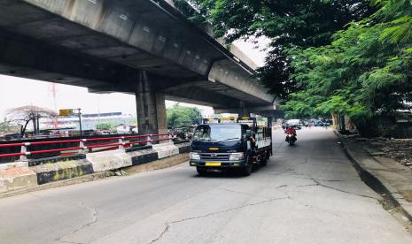 Kendaraan melintas pada jalan di atas underpass Jalan Soleh Iskandar, Tanah Sareal, Kota Bogor yang mengalami penurunan dan mengkhawatirkan, Senin (30/8).