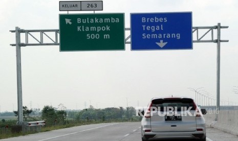 Kendaraan melintas saat dilakukan ujicoba pada jalan Tol seksi I dan II Pejagan-Brebes Timur , Brebes, Jawa Tengah, Senin (13/6).