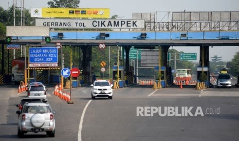  Kendaraan melintas saat keluar gerbang tol Cikampek, Purwakarta, Jawa Barat.