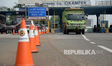  Kendaraan melintas saat keluar gerbang tol Cikampek yang dikelola PT Jasa Marga, Tbk.