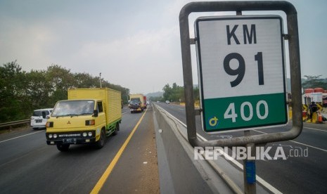 Kendaraan melintas saat pemberlakuan Contra Flow di KM 91 Tol Cipularang, Kabupaten Purwakarta, Jawa Barat, Selasa (3/9/2019). 