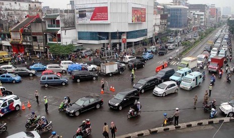 Kendaraan melintas saat pemberlakuan rekayasa lalu lintas di perempatan Kota Tua, Jakarta, Rabu (26/2).