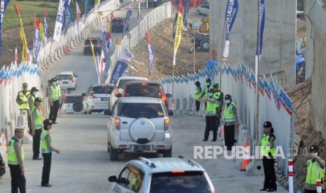 Kendaraan melintas satu per satu menuruni tanjakan Kali Kenteng, di ruas tol fungsional Kartasura- Salatiga, Senin (18/6). Sistem buka tutup diberlakukan pada arus balik akibat penyempitan ruas tol fungsional tersebut.