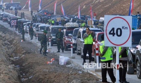 Kendaraan melintas satu per satu menuruni tanjakan Kali Kenteng, di ruas tol fungsional Kartasura- Salatiga, Senin (18/6). Sistem buka tutup diberlakukan pada arus balik akibat penyempitan ruas tol fungsional tersebut.