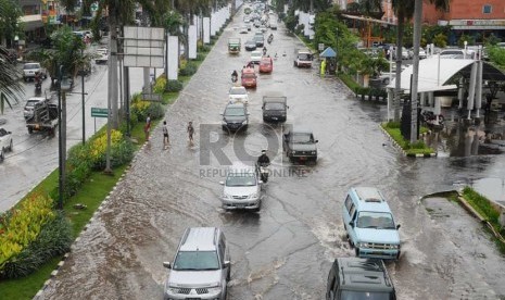  Kendaraan melintasi banjir di Jalan Boulevard Raya, Jakarta Utara, Jumat (17/1). (Republika/Rakhmawaty La'lang)